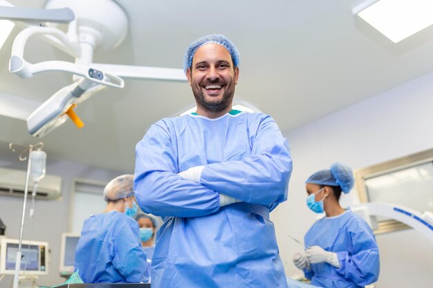 Free photo portrait of male surgeon in operation theater looking at camera doctor in scrubs and medical mask in modern hospital operating room