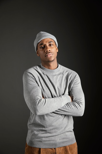 Free photo portrait male wearing cap with arms crossed