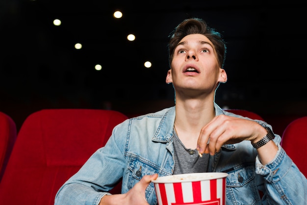 映画館で男の肖像