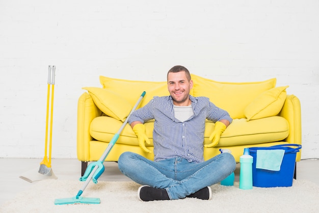 Free photo portrait of man cleaning his home