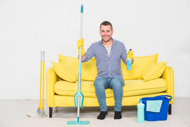 Foto gratuita ritratto di uomo che pulisce la sua casa