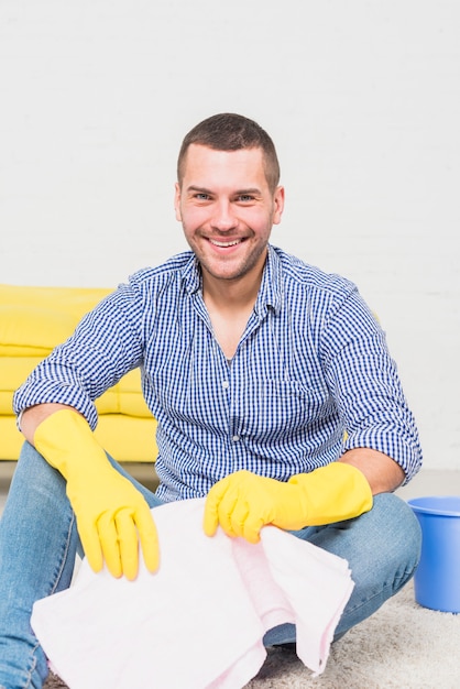 Free photo portrait of man cleaning his home