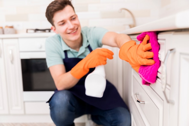 Free photo portrait of man cleaning his house