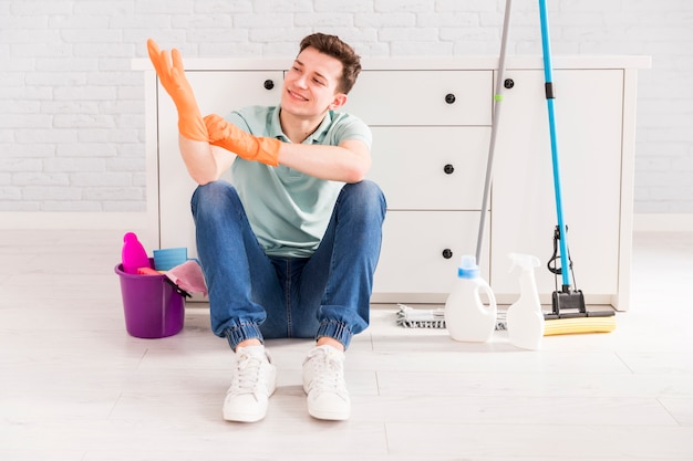 Free photo portrait of man cleaning his house