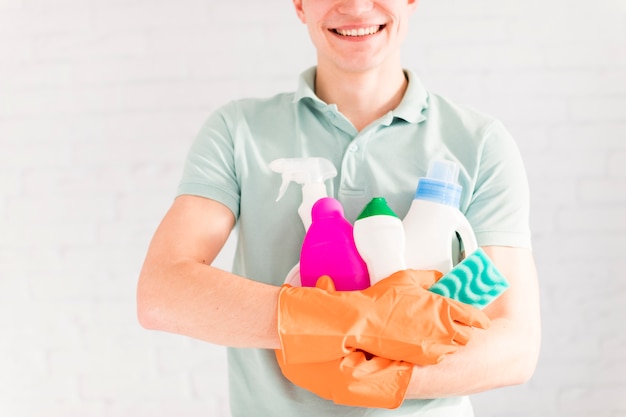 Free photo portrait of man cleaning his house