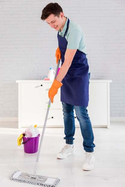 Портрет мужчины, убирающего свой дом