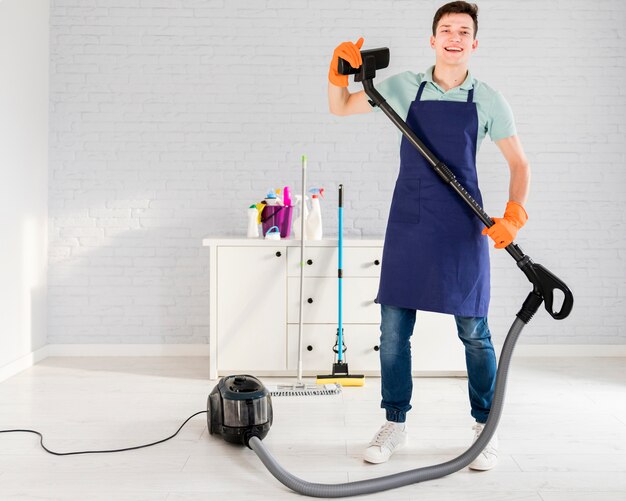 Free photo portrait of man cleaning his house