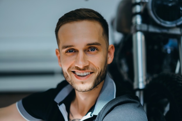 Free photo portrait of a man. close-up of a hard light