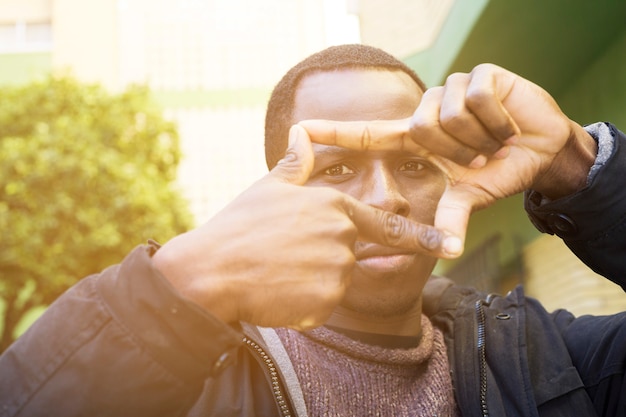 Free photo portrait of man doing hand gesture