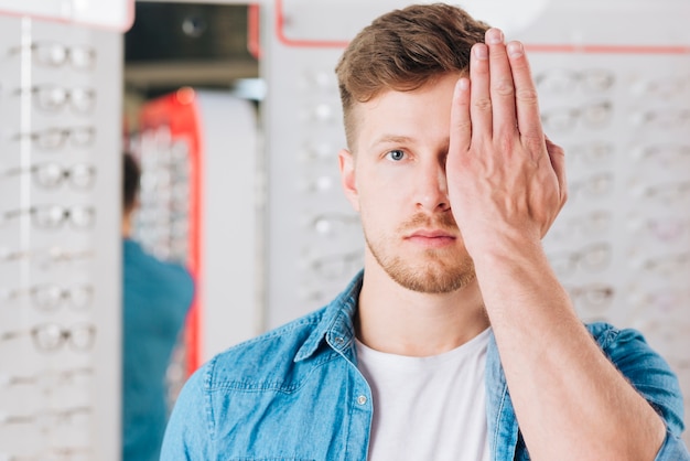 Free photo portrait of man doing test of eye vision