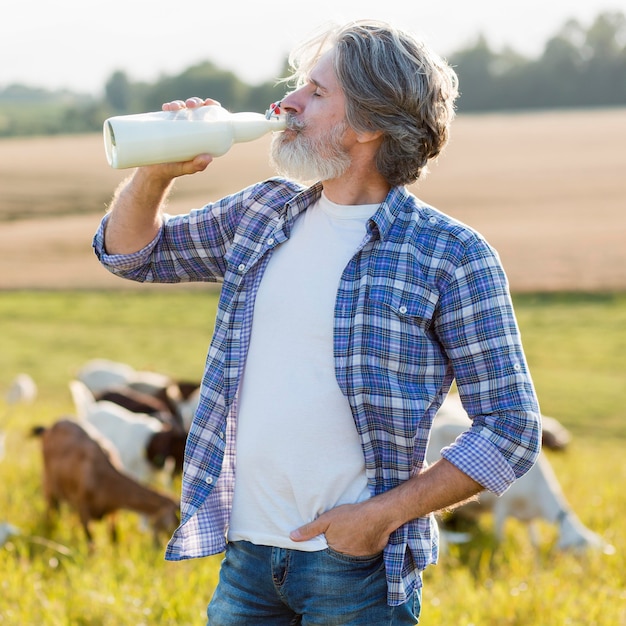 山羊乳を飲む男性の肖像画