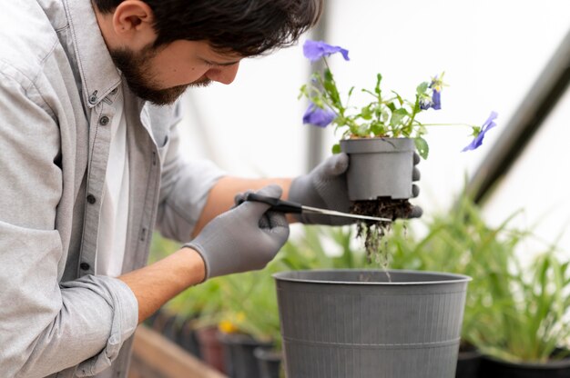 植物を育てる肖像画の男