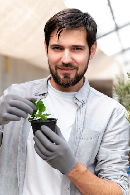 Бесплатное фото Портрет мужчины, выращивающего растения