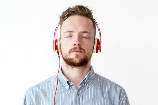 Free photo portrait of man in headphones relaxing to music