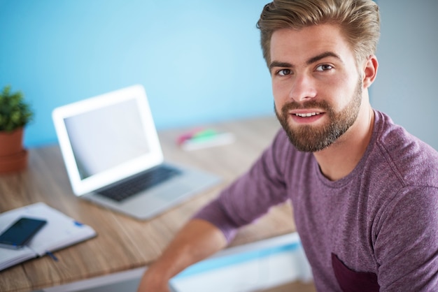 Free photo portrait of a man in his home office