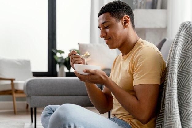 家で食べる肖像画の男