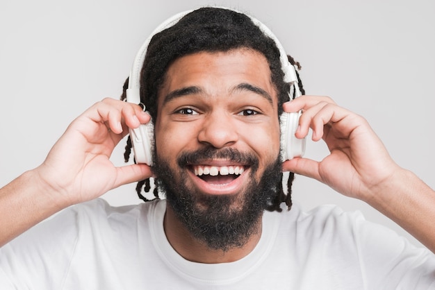 Free photo portrait of a man listening to music