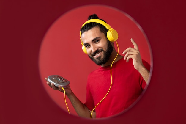 Портрет мужчины, слушающего музыку