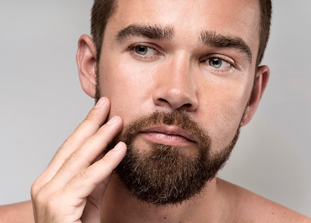 Free photo portrait of man looking away