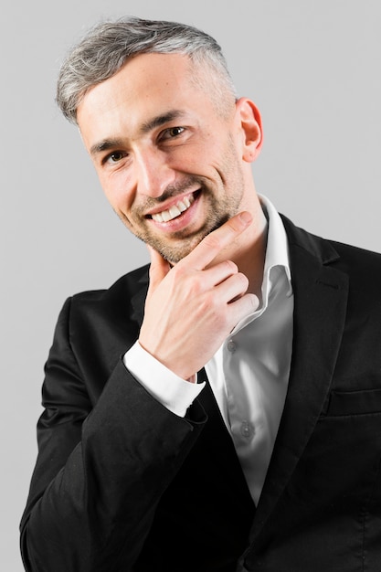 Free photo portrait of man looking confident in a suit