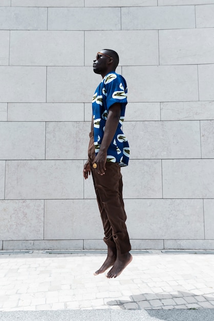 Free photo portrait of man outdoors in traditional african attire