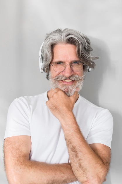 Free photo portrait of man posing and smiling