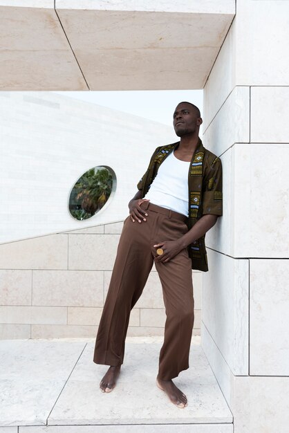 Foto gratuita ritratto di uomo in posa in abiti africani tradizionali all'aperto