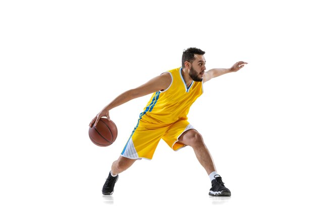 Портрет мужчины профессионального баскетболиста, тренирующегося с мячом на белом фоне