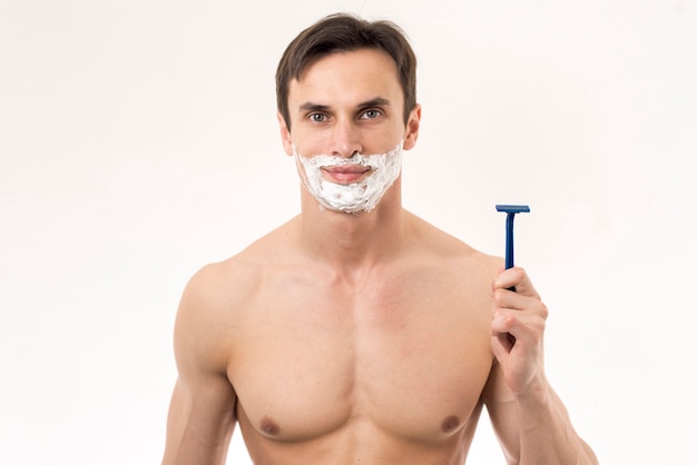 Free photo portrait of a man ready to shave