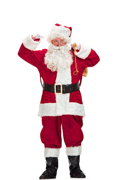 고급스러운 흰 수염, 산타의 모자와 빨간 의상을 입은 산타 클로스 의상을 입은 남자의 초상화-흰색에 고립 된 전체 길이