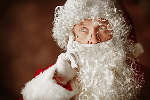 Foto gratuita ritratto di uomo in costume di babbo natale