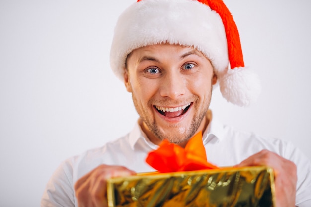 Foto gratuita ritratto di uomo in santa cappello tenendo in mano la scatola d'oro presente