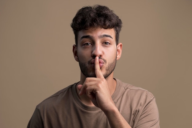 Free photo portrait of man saying shush