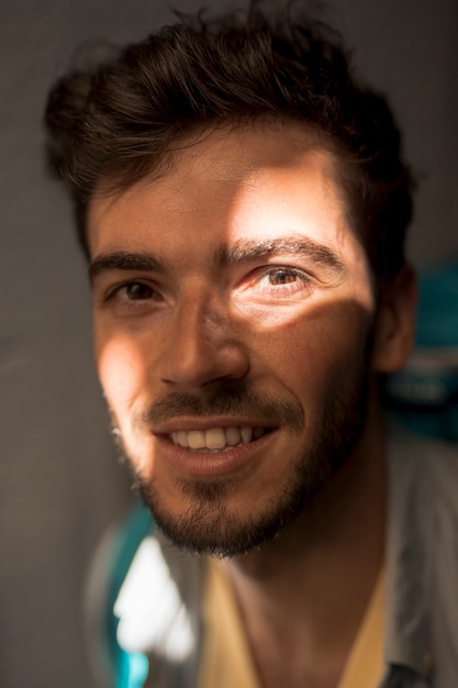 Free photo portrait of a man in shadow with light gleam