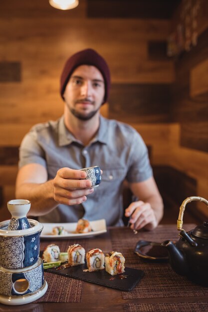 カップを示す男の肖像