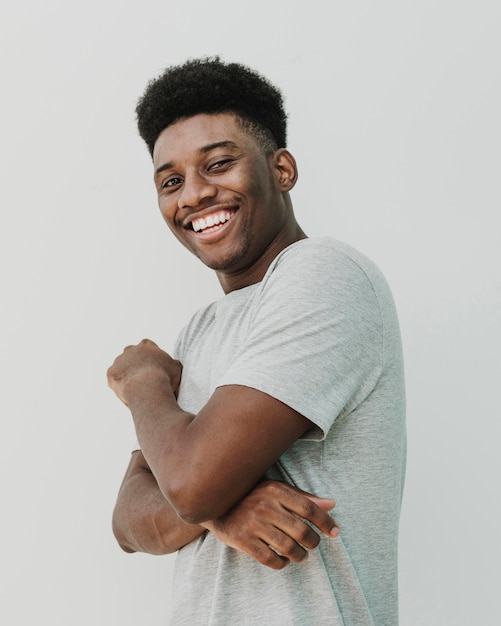 Free photo portrait of man smiling and posing