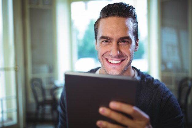 Портрет человека, используя цифровой планшет в кафе
