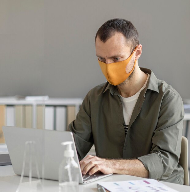 직장에서 얼굴 마스크를 착용하는 남자의 초상화