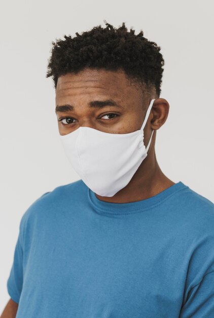 Free photo portrait of man wearing face mask