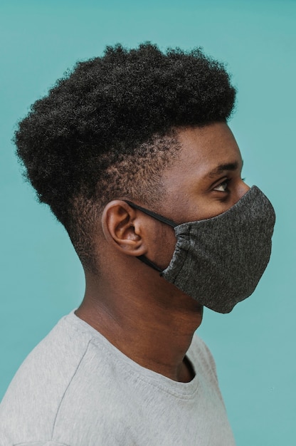 Free photo portrait of man wearing face mask