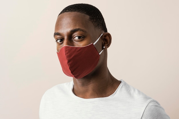 Free photo portrait of man wearing face mask