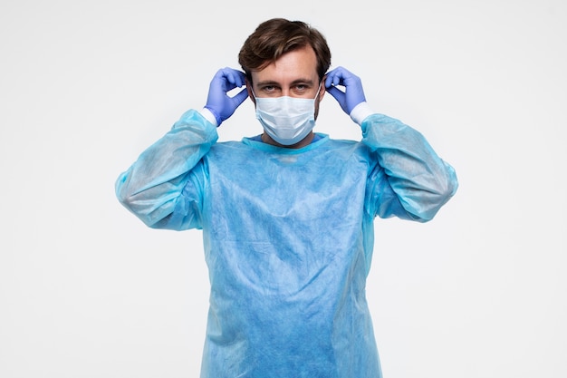 Портрет мужчины в медицинском халате и медицинской маске