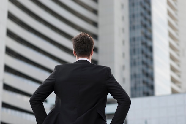 Free photo portrait man wearing suit