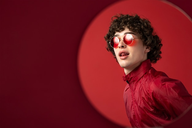 Free photo portrait of man wearing sunglasses