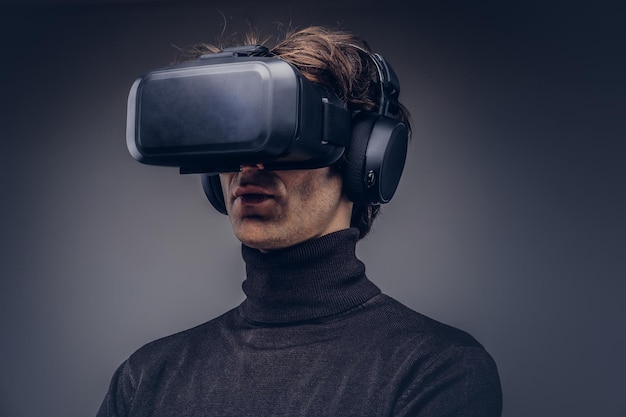Портрет мужчины с устройством виртуальной реальности, изолированным от рекламы