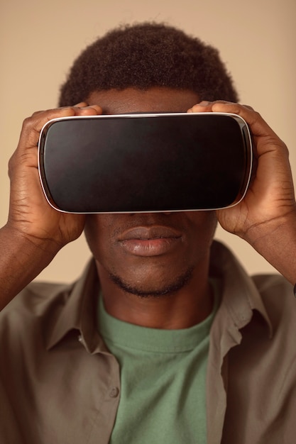 Free photo portrait of man wearing virtual reality headset