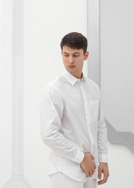 Портрет мужчины в белой одежде
