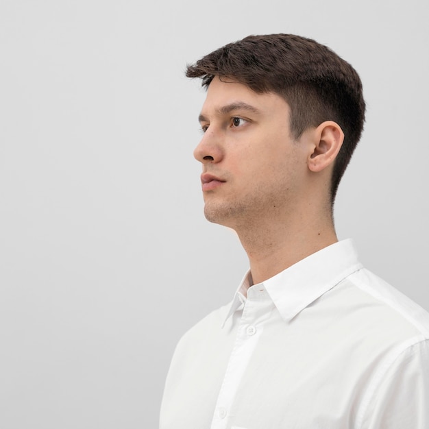 Free photo portrait man wearing white clothes