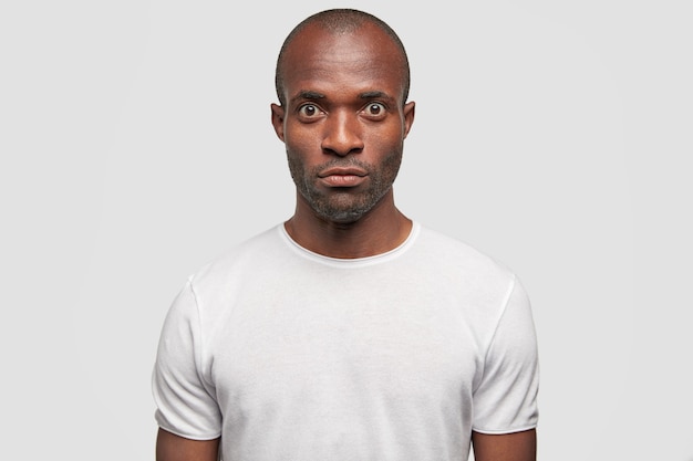 Портрет мужчины в белой футболке