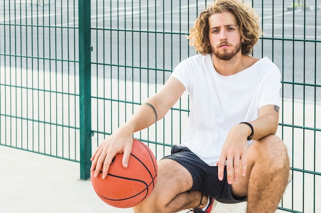 Foto gratuita ritratto di un uomo con la pallacanestro